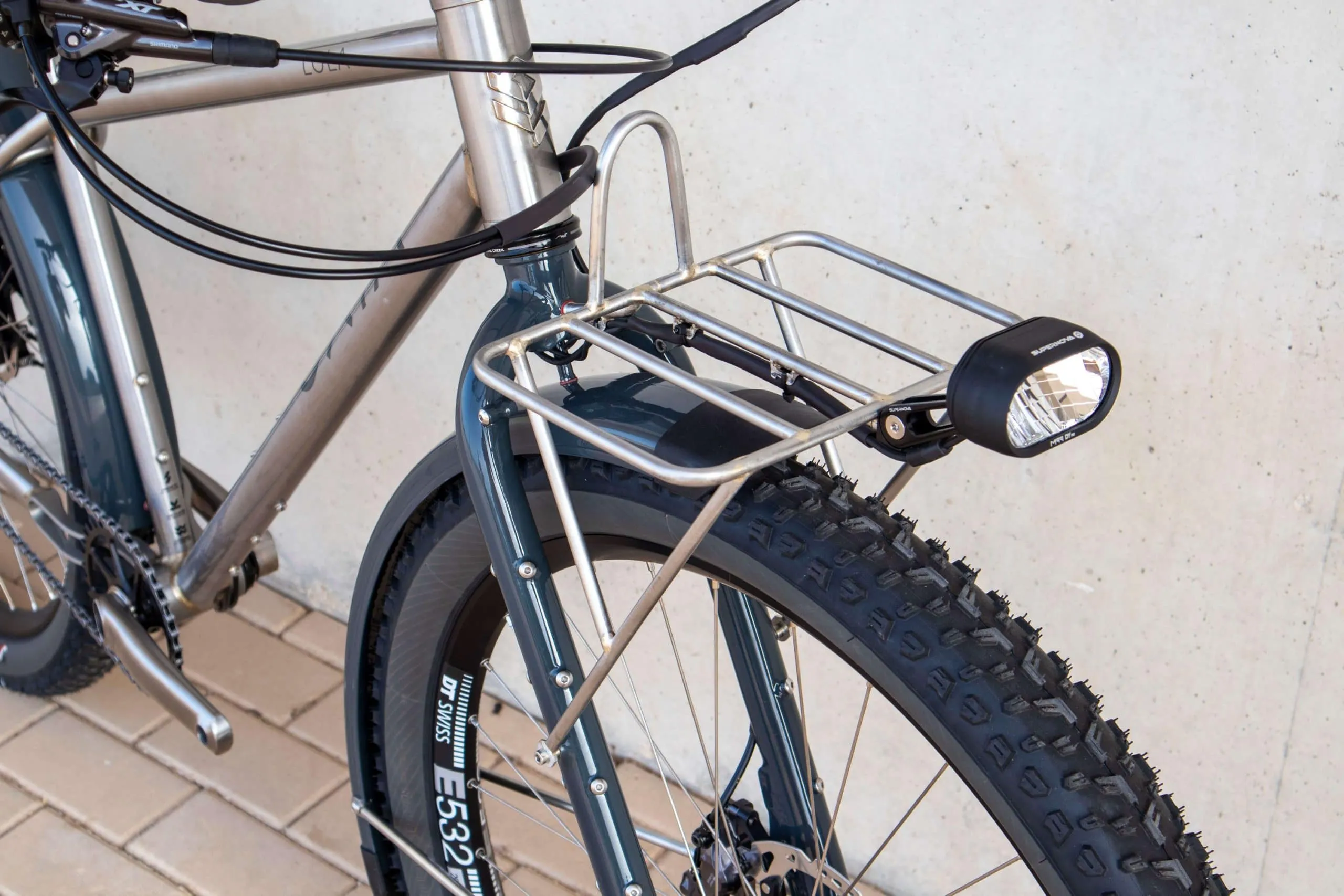 Detalle de rack delantero y cockpit de Oxia Lola
