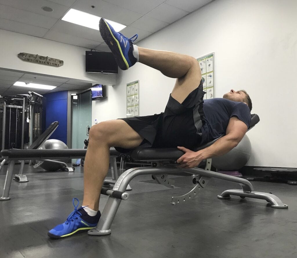 Ejercicio de flexión de cadera en banco