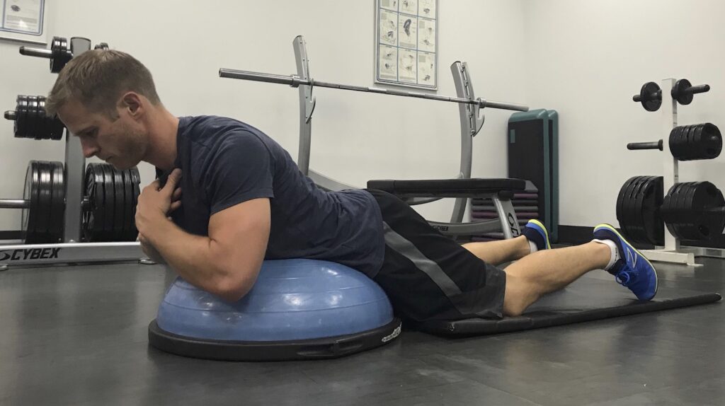 Ejercicio de extensión lumbar sobre pelota Bosu