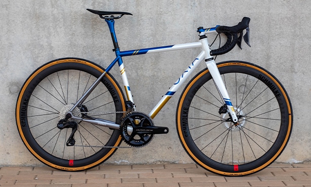 OXIA Galibier, an example of a modern frame with sloping